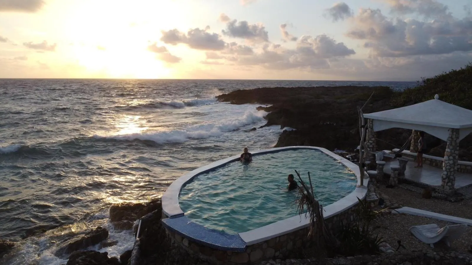 Forever Beach Apartment Sheerness 0*,  Jamaica