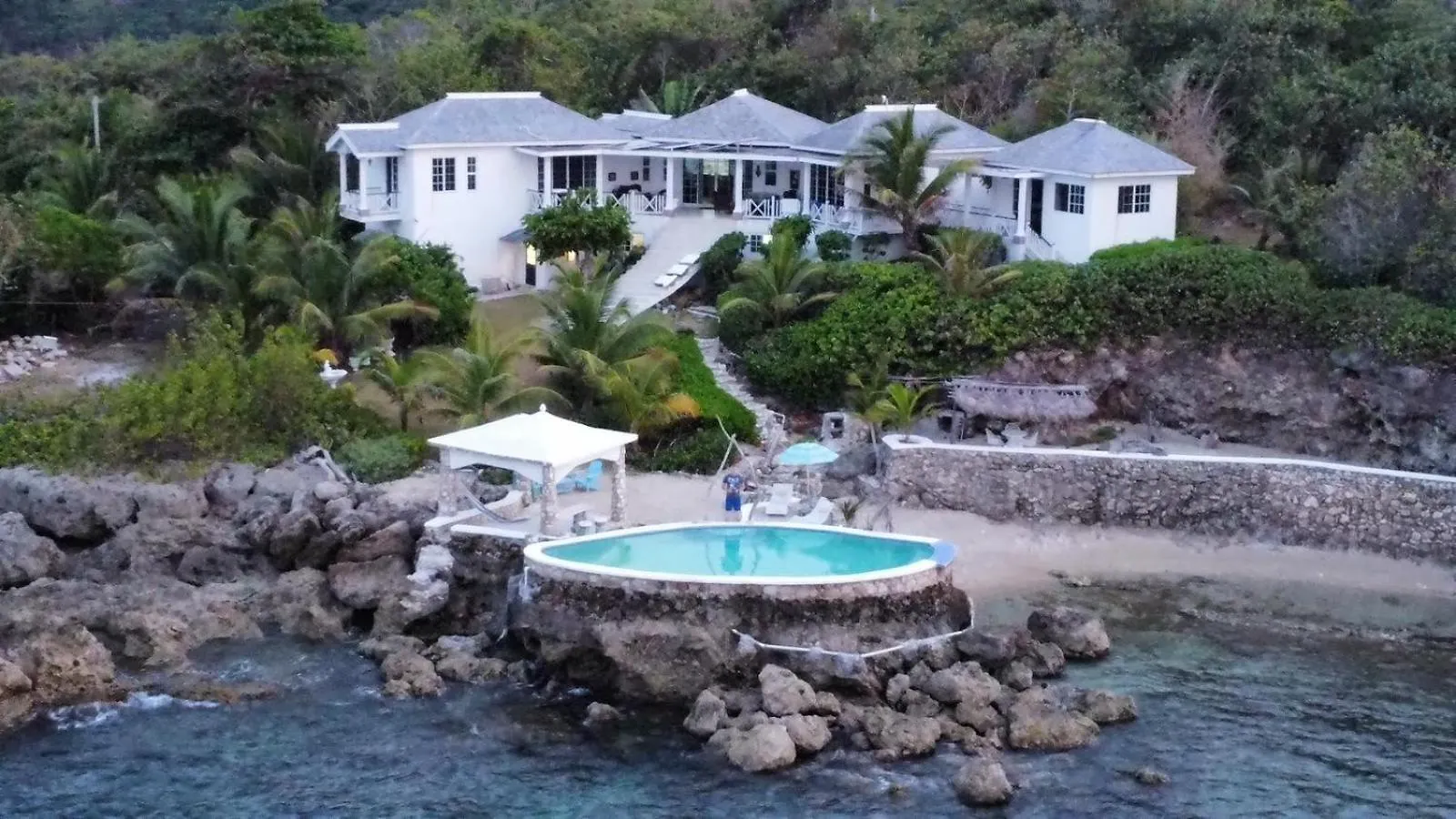 Forever Beach Apartment Sheerness 0*,  Jamaica